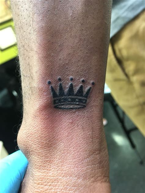 small crown tattoos for men.